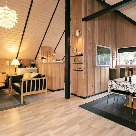 Three-bedroom In 69 Блаванн